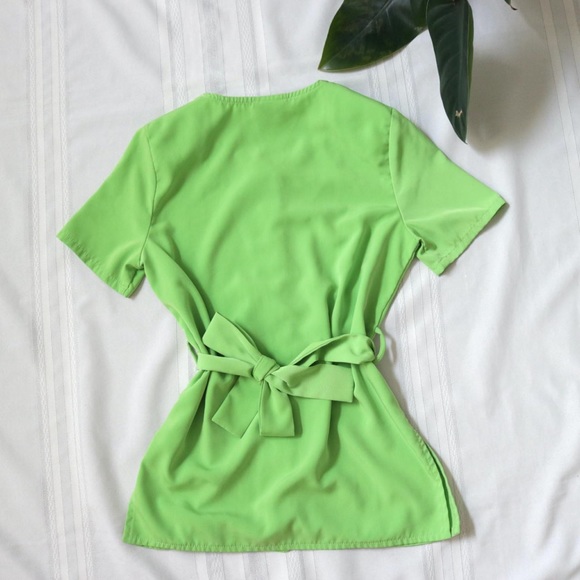 Green apple button down blouse with tie belt - Picture 2 of 8